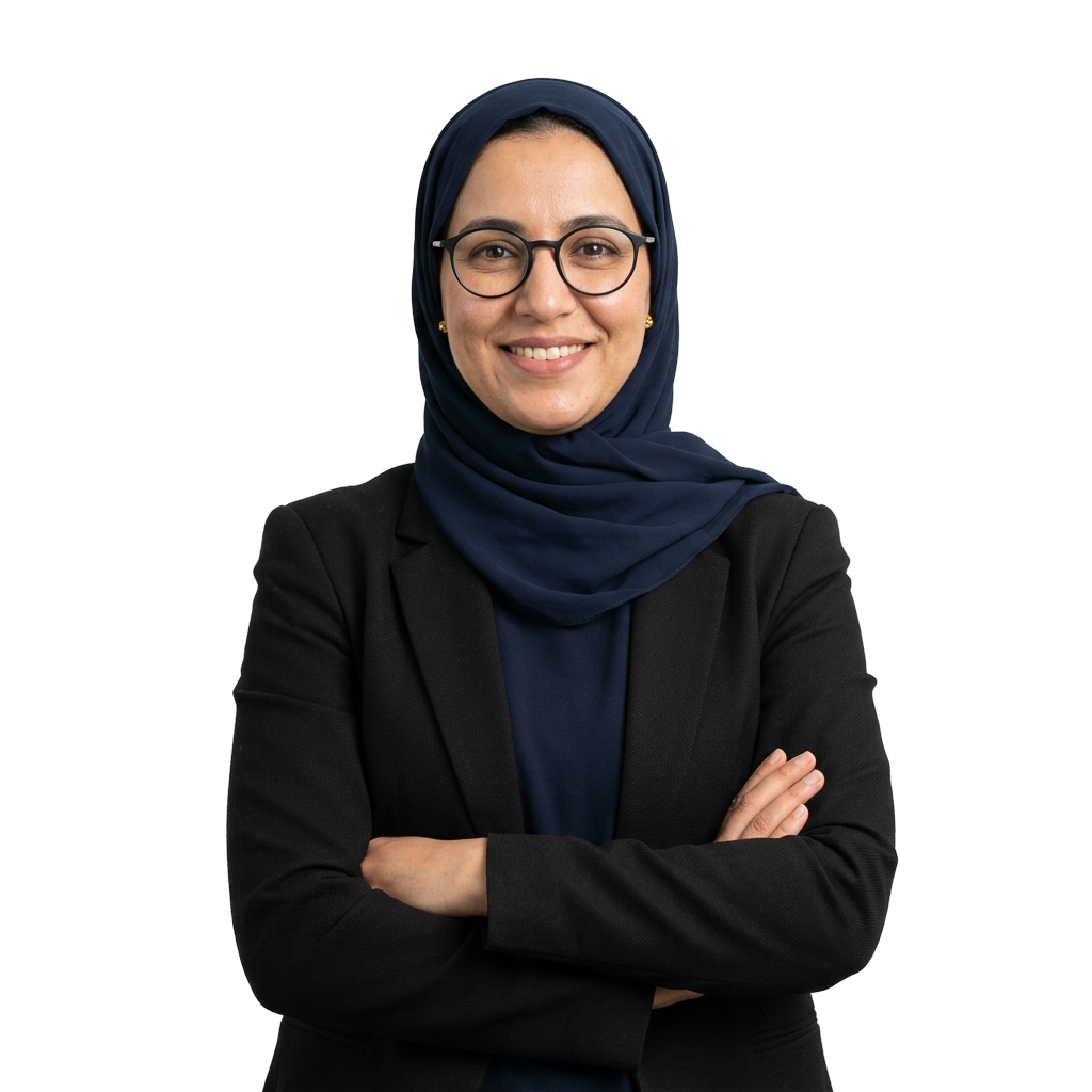 Portrait généré par IA d’une administratrice hospitalière en hijab et lunettes, souriante, bras croisés. Personnage fictif.