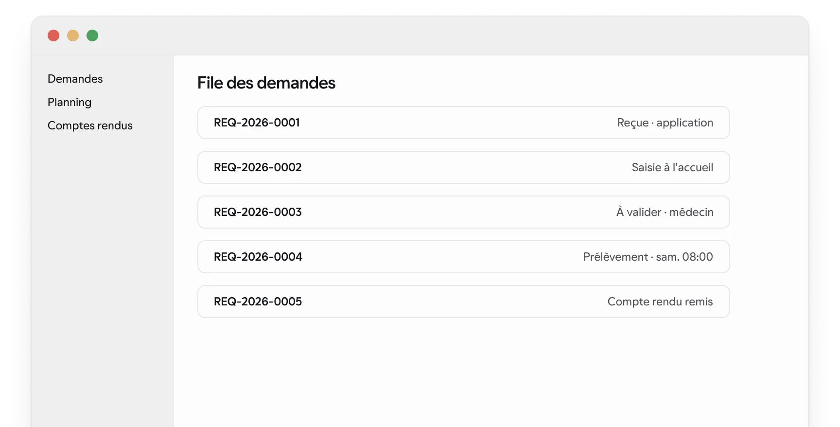 La file des demandes de l’espace laboratoire sur ordinateur, et le suivi d’une demande dans l’application patient sur téléphone, avec des données synthétiques.
