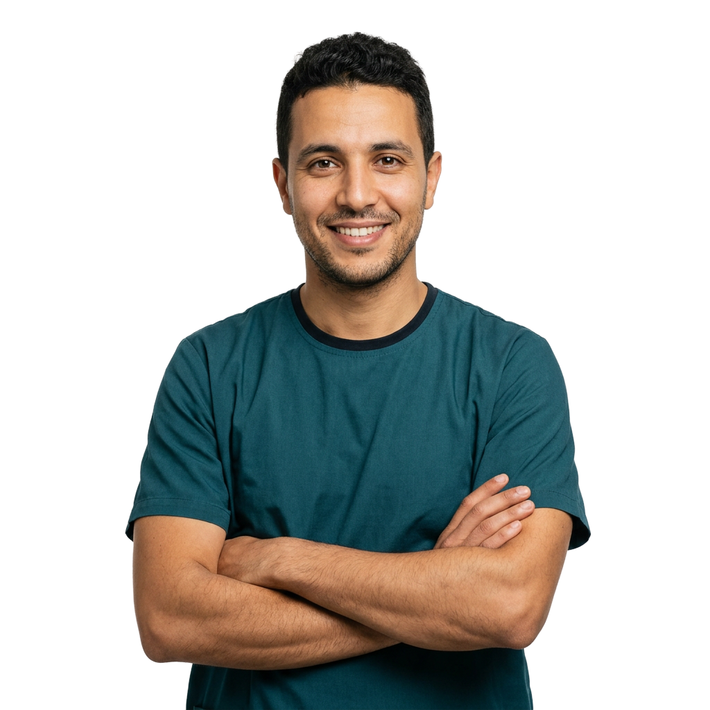 Portrait généré par IA d’un technicien souriant en tunique verte, bras croisés. Personnage fictif.